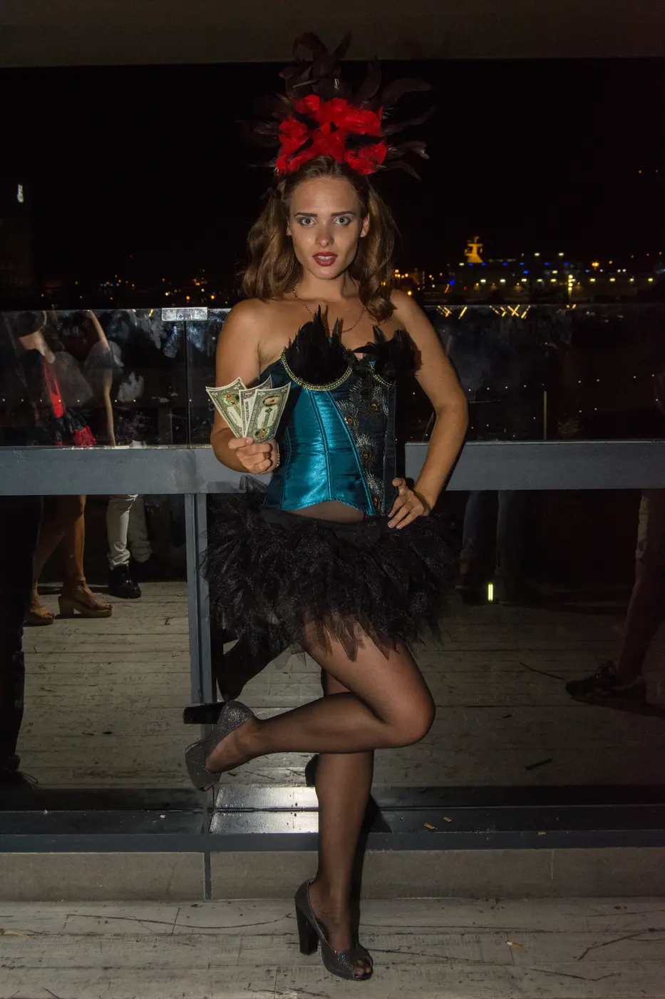 Azafata caracterizada para eventos de casino