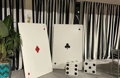 Carta de entrada gigante iluminada, foto 1 de 2