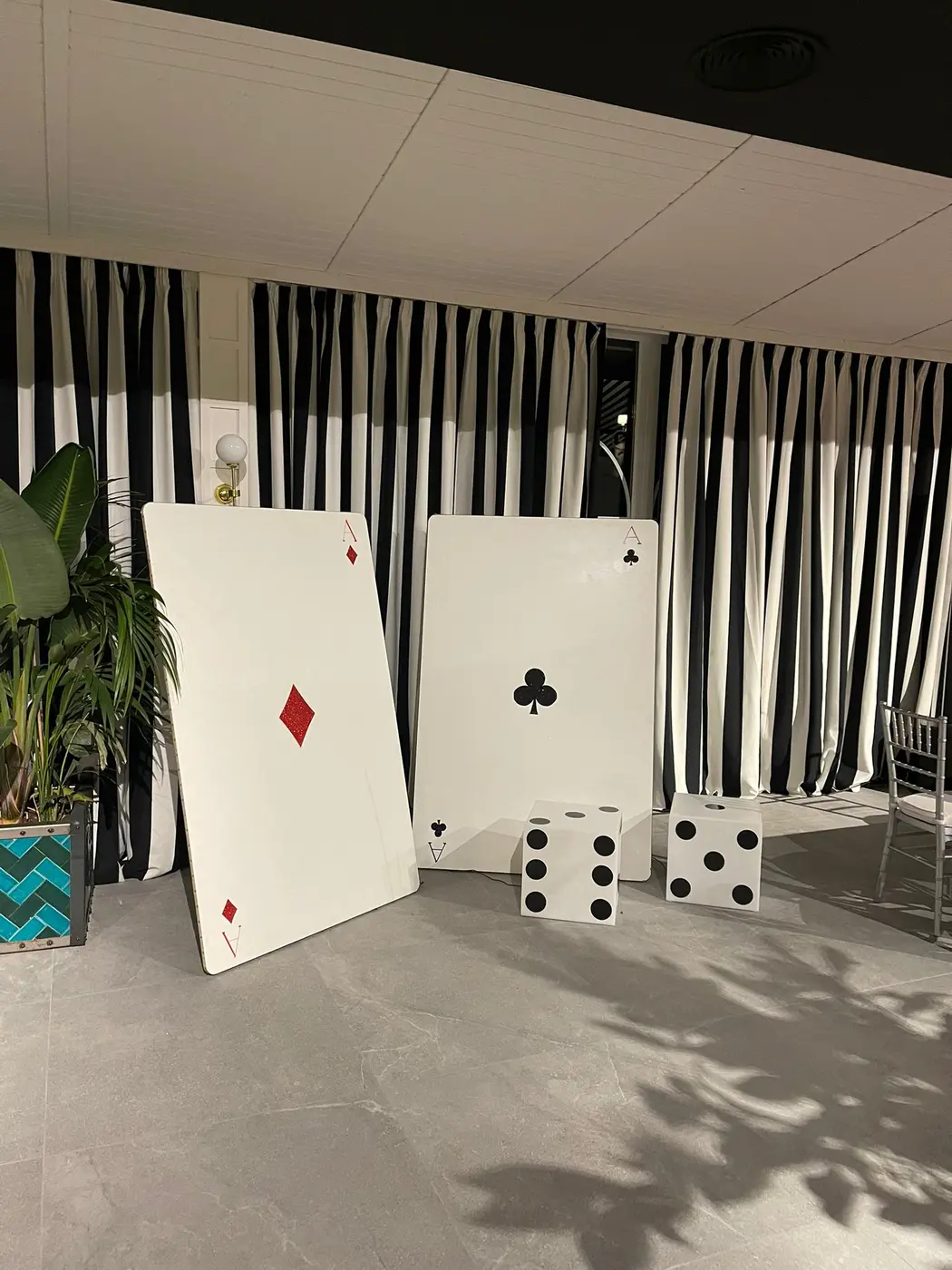 Carta de entrada gigante iluminada para eventos de casino