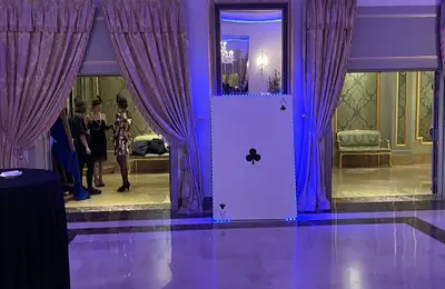 Carta de entrada gigante iluminada, foto 2 de 2