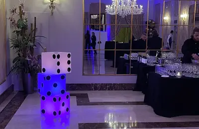 Dado iluminado gigante, foto 3 de 4
