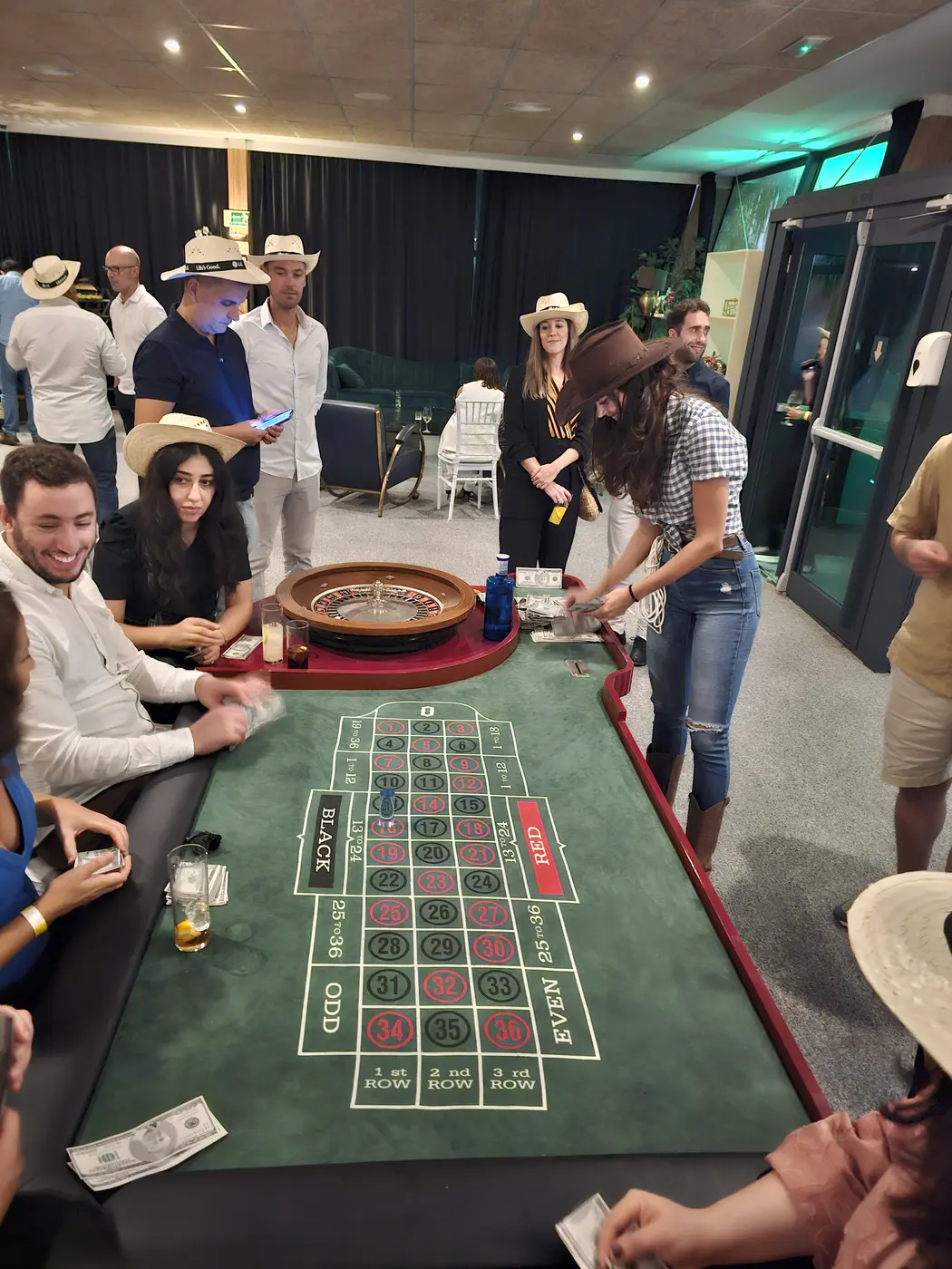 Mesa de casino de saloon en un evento Far West