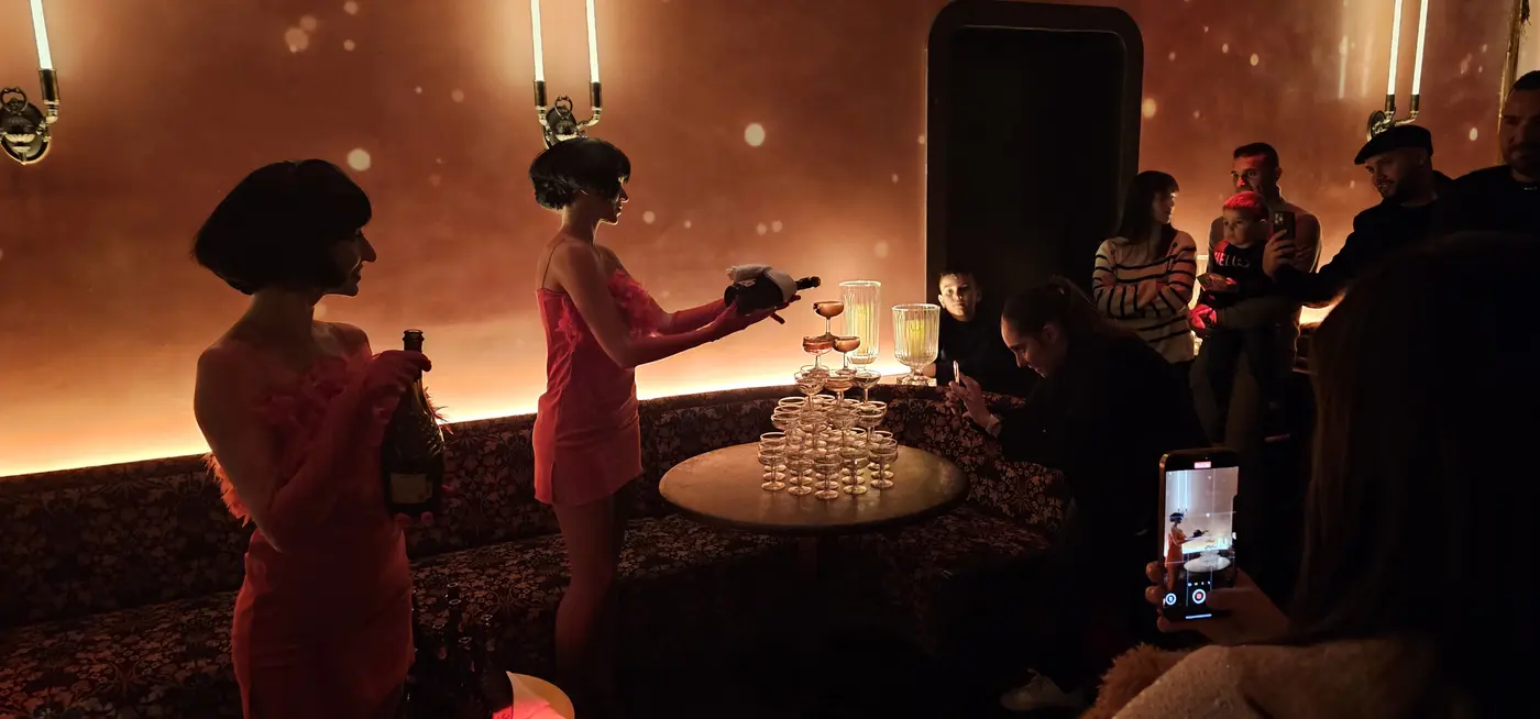 Fiesta temática Gatsby de los años 20 con mesas de casino