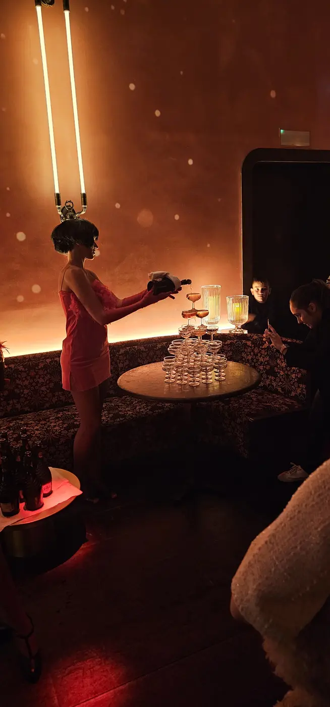 Fiesta temática de casino montada en una sala