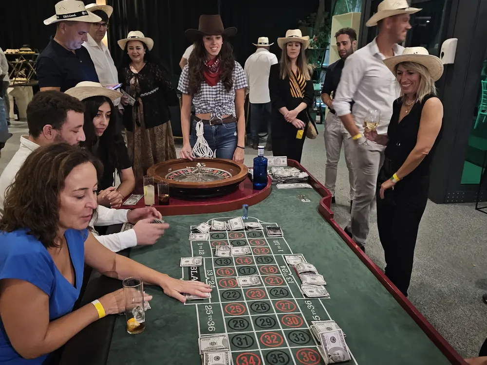 Evento temático Far West con mesas de casino de saloon