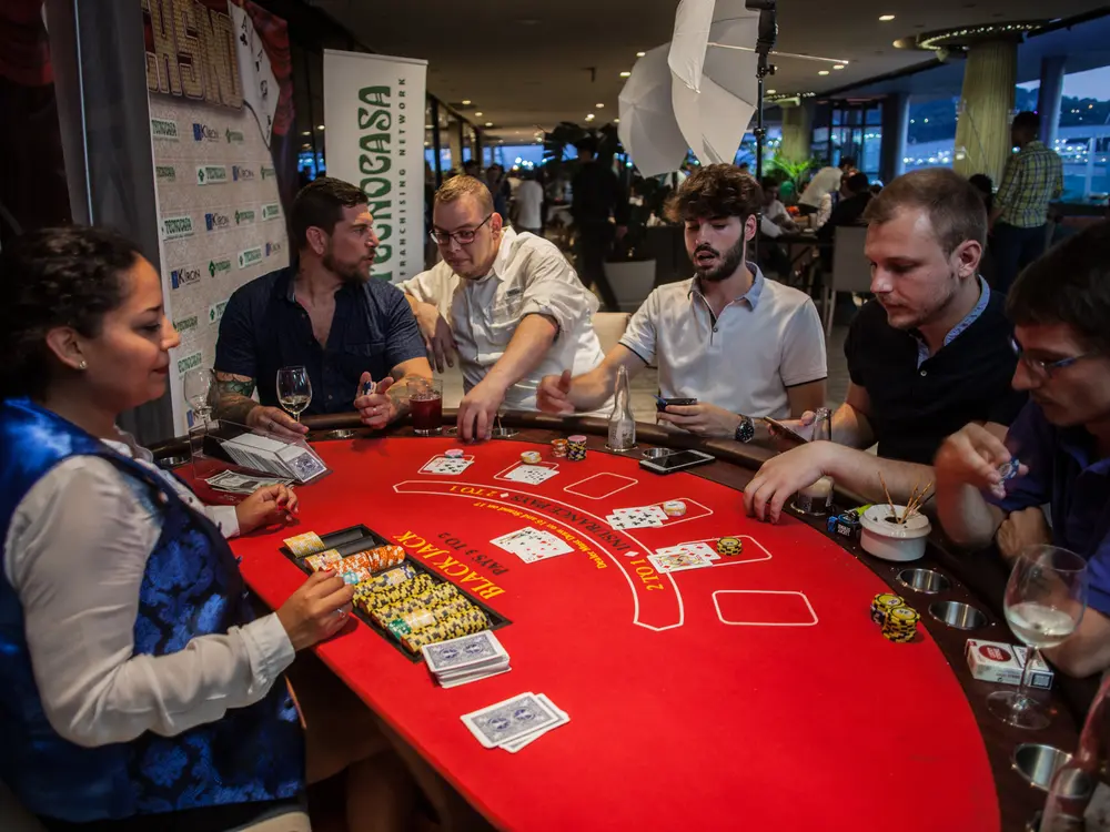 Mesa de black jack profesional con crupier en un evento de empresa